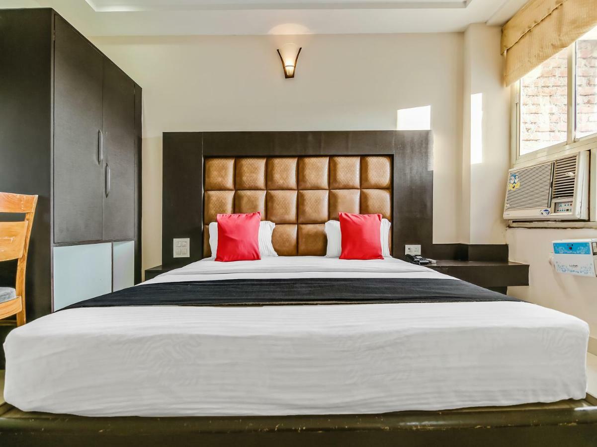 Capital O 32619 Hotel Sugar Palm Gválijar Kültér fotó
