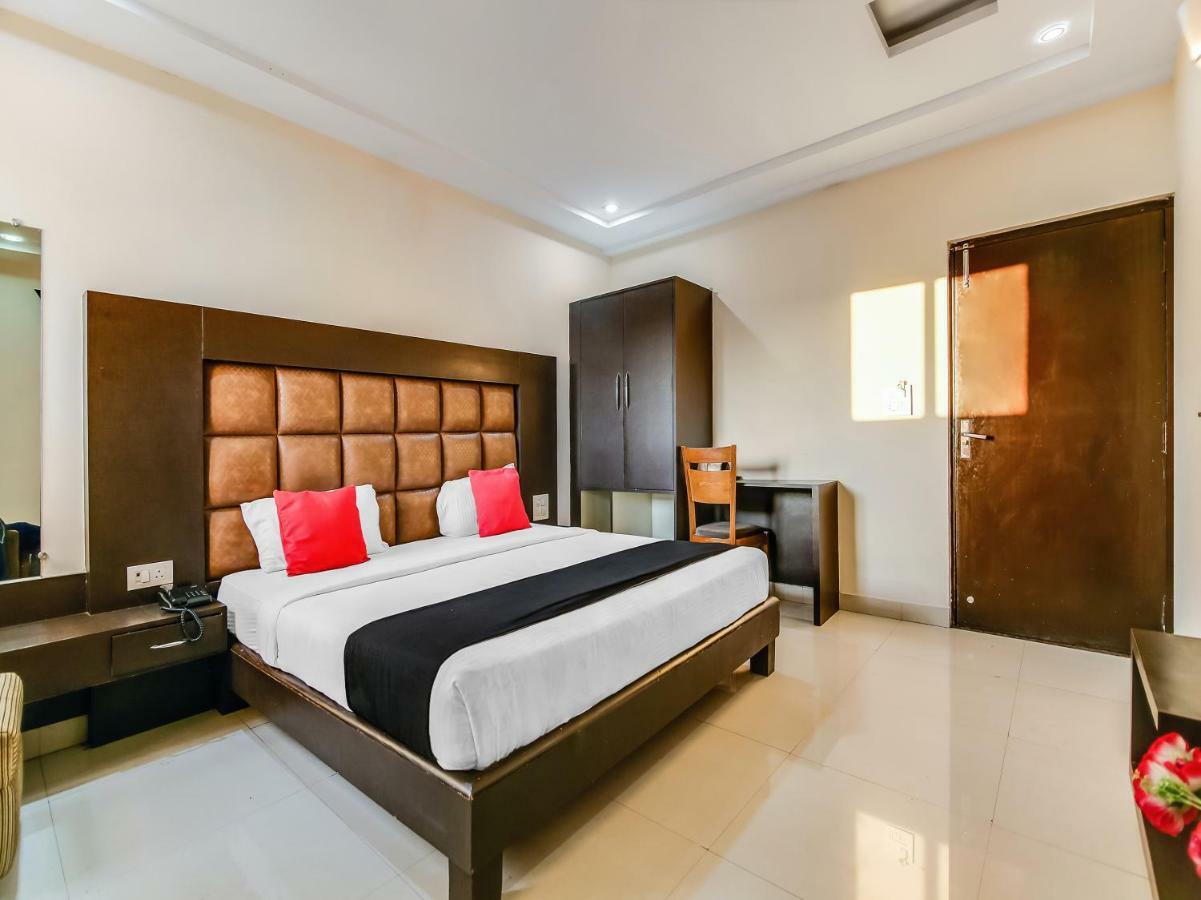 Capital O 32619 Hotel Sugar Palm Gválijar Kültér fotó