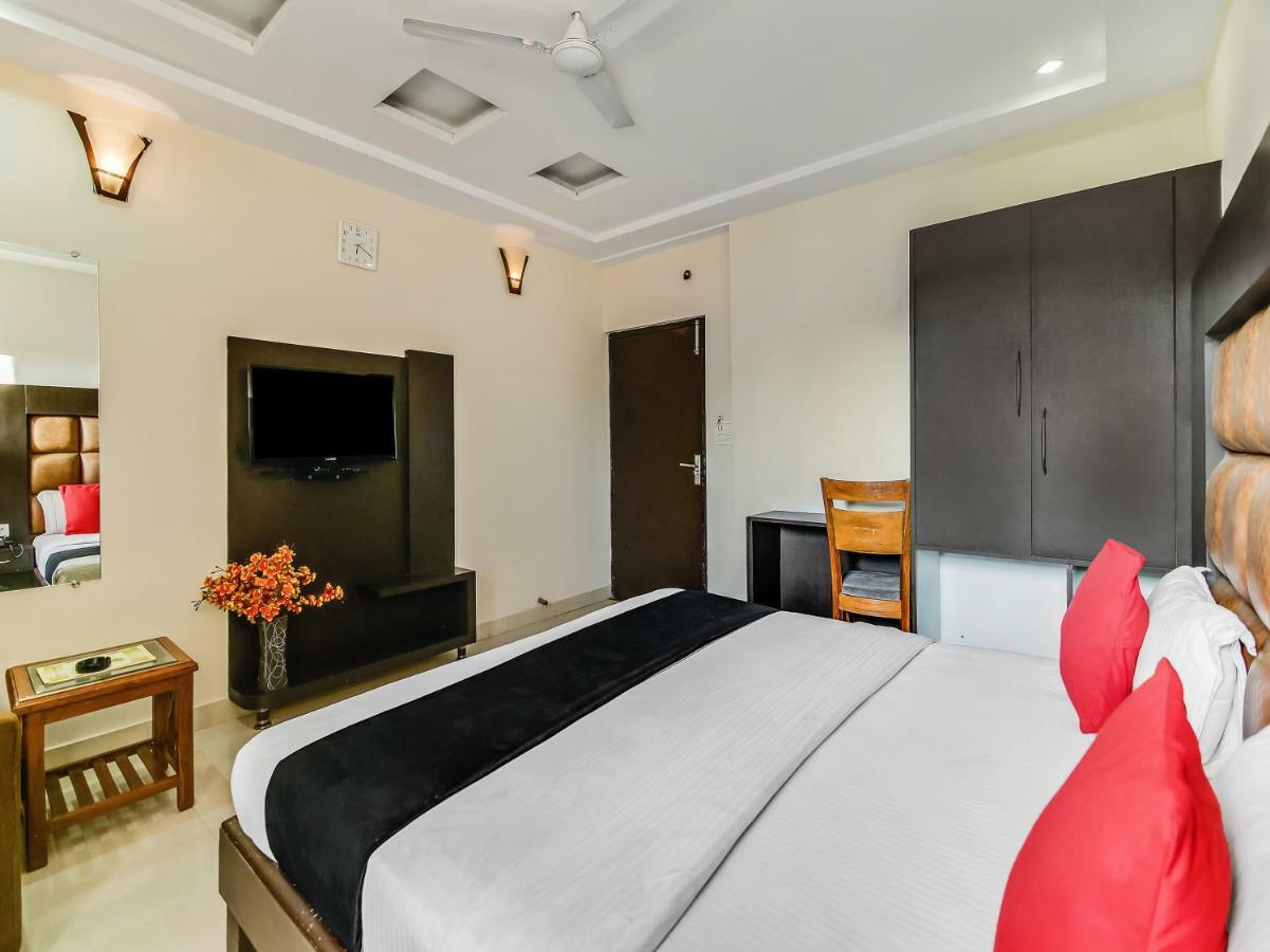 Capital O 32619 Hotel Sugar Palm Gválijar Kültér fotó