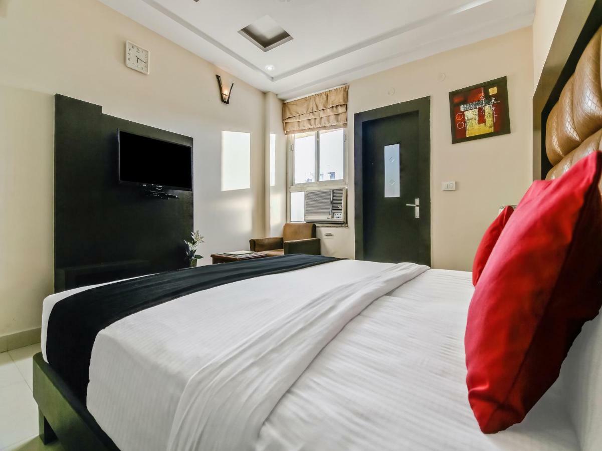 Capital O 32619 Hotel Sugar Palm Gválijar Kültér fotó