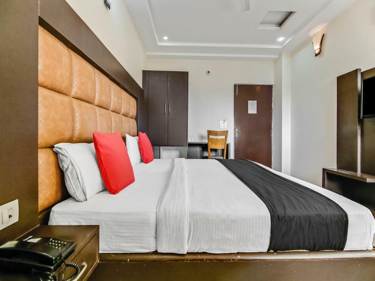 Capital O 32619 Hotel Sugar Palm Gválijar Kültér fotó