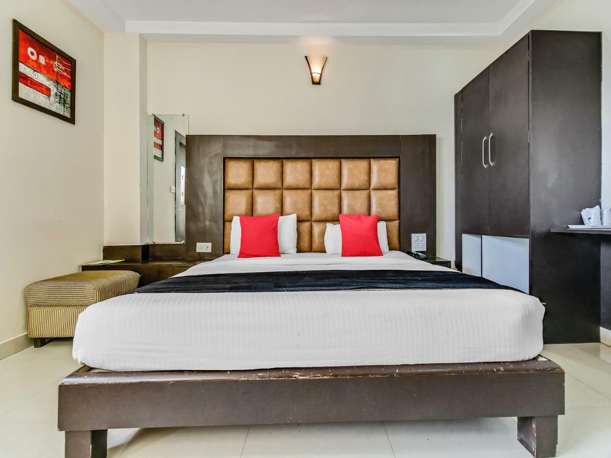 Capital O 32619 Hotel Sugar Palm Gválijar Kültér fotó