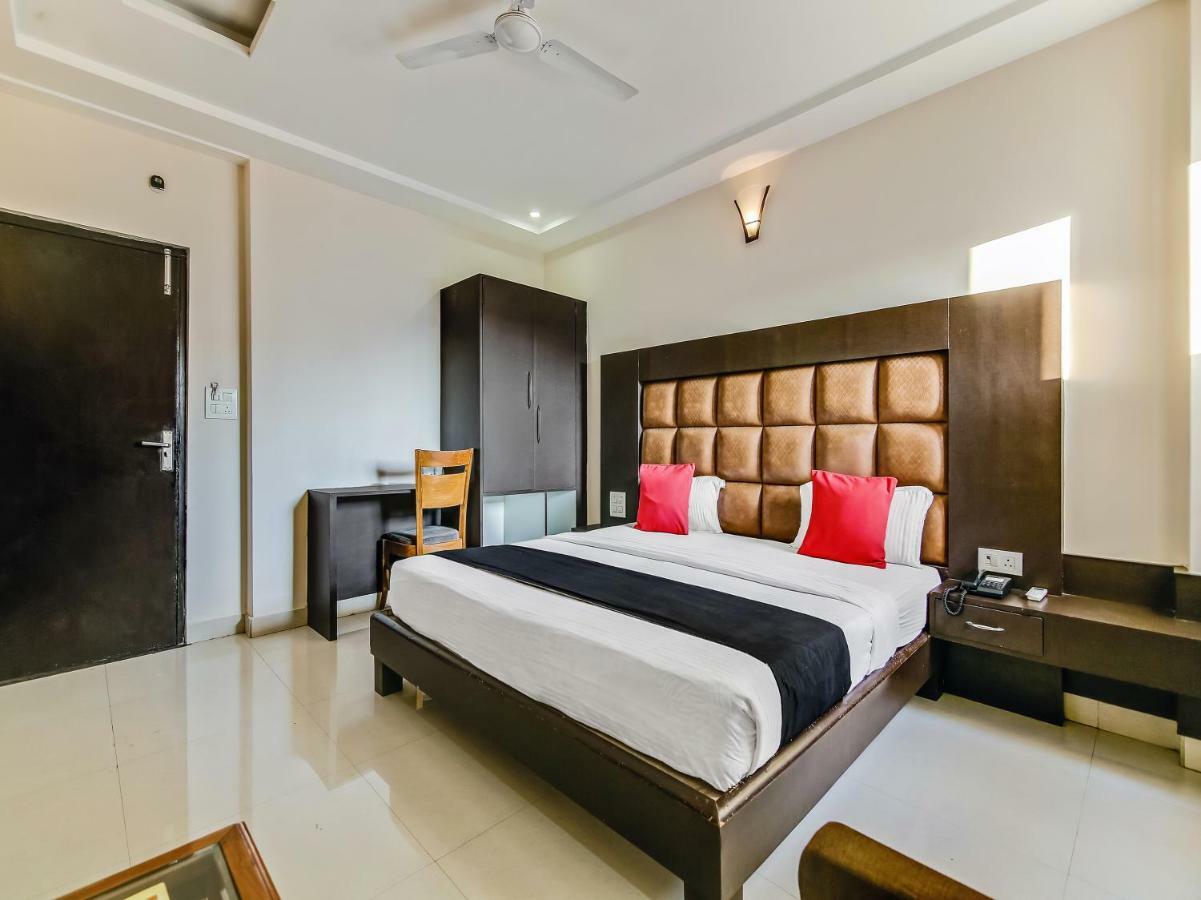 Capital O 32619 Hotel Sugar Palm Gválijar Kültér fotó