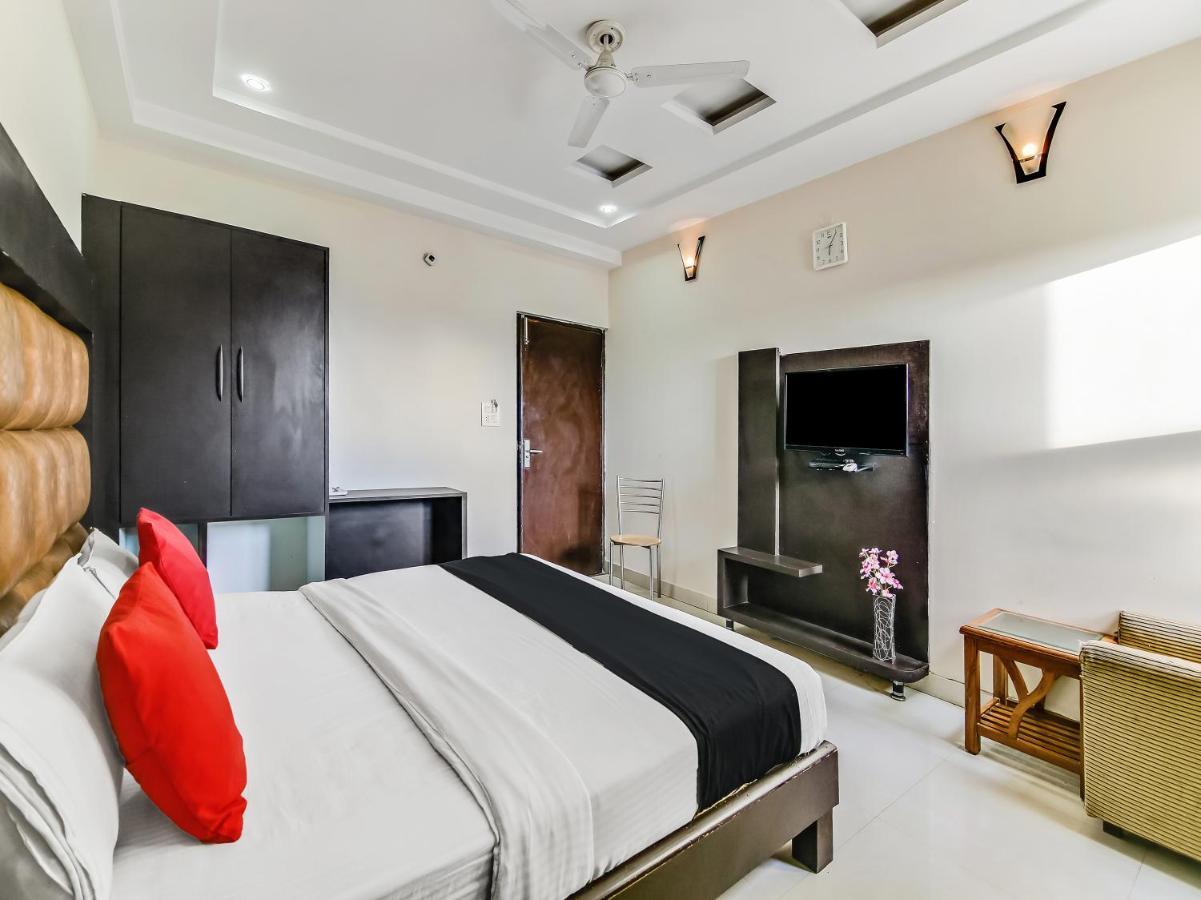 Capital O 32619 Hotel Sugar Palm Gválijar Kültér fotó